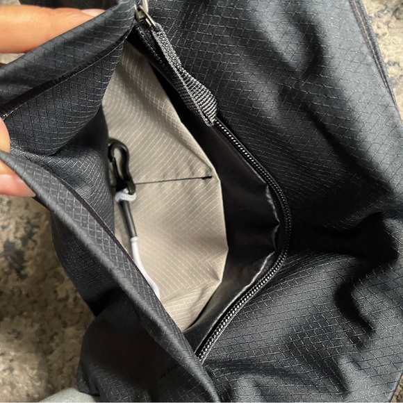 Bellroy Black Lite Unisex Sling Back - Picture 10 of 15